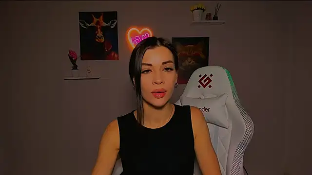 Snapshot of KetiWils chatting on 03.18.25 KetiWils online show from 03.18.25