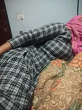 Snapshot of indian_couple4 chatting on 02.19.25 indian couple4 online show from 02.19.25