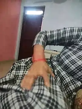 Snapshot of indian_couple4 chatting on 02.21.25 indian couple4 online show from 02.21.25