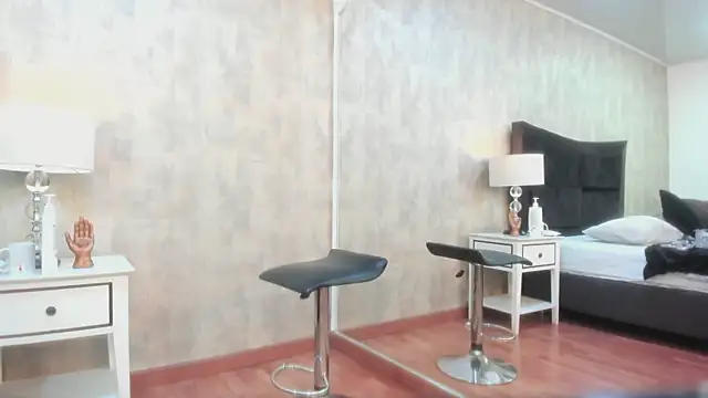 NahomyCarther online show from 11.19.25