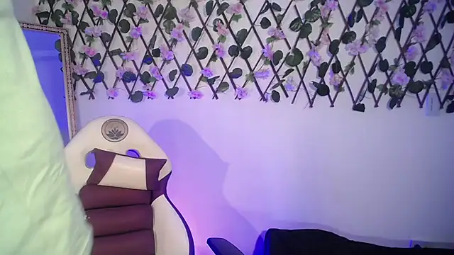 Snapshot of aron_and_paula chatting on 03.22.25 aron and paula online show from 03.22.25