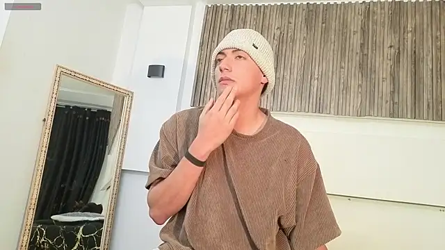 Snapshot of aron_and_paula chatting on 09.22.25 aron and paula online show from 09.22.25