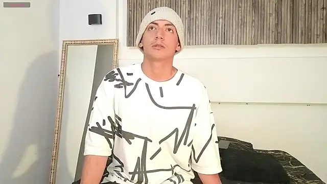 Snapshot of aron_and_paula chatting on 09.25.25 aron and paula online show from 09.25.25