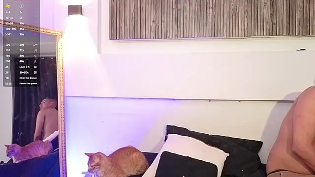 Snapshot of aron_and_paula chatting on 10.22.25 aron and paula online show from 10.22.25