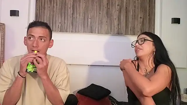 Snapshot of aron_and_paula chatting on 10.31.25 aron and paula online show from 10.31.25