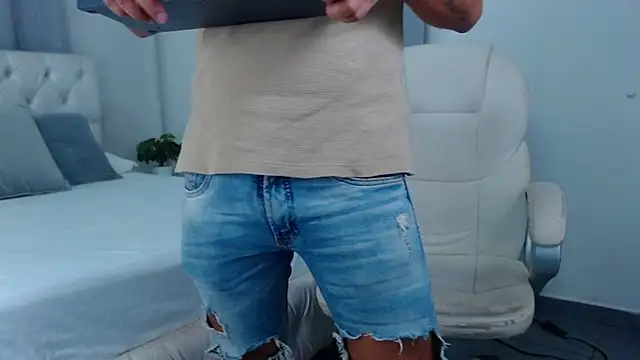 Snapshot of sebastian_colle chatting on 02.21.25 sebastian colle online show from 02.21.25