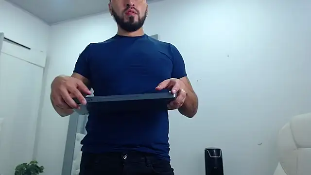 Snapshot of sebastian_colle chatting on 02.24.25 sebastian colle online show from 02.24.25