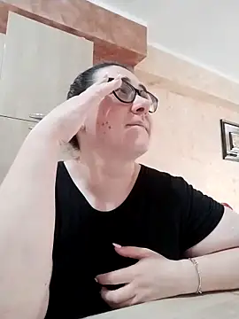 Snapshot of Dolcecurvy chatting on 06.10.26 Dolcecurvy online show from 06.10.26