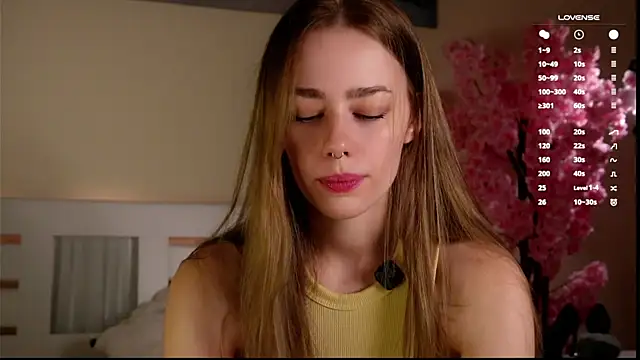 Snapshot of EmilaMills chatting on 05.17.26 EmilaMills online show from 05.17.26