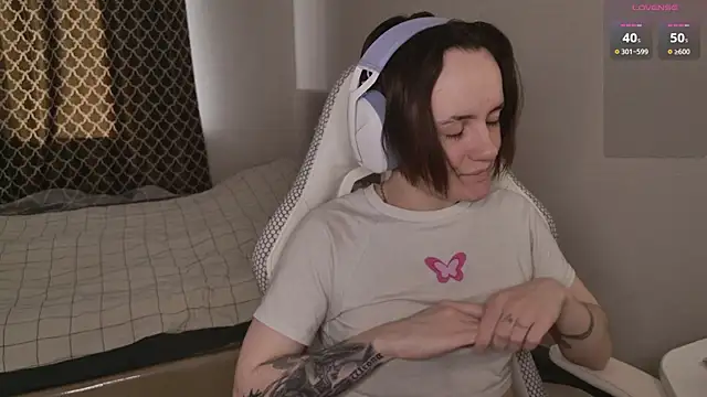 Luna Loveee online show from 04.15.26