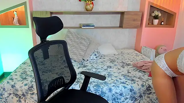 Lucia Brown  online show from 03.22.25