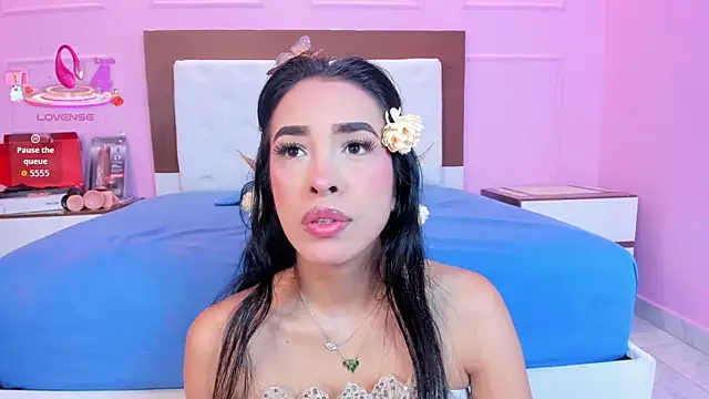 Snapshot of SOPHIATRISTA chatting on 10.31.25 SOPHIATRISTA online show from 10.31.25