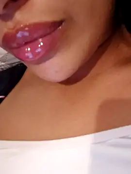 Snapshot of Sexlove1xo chatting on 10.13.25 Sexlove1xo online show from 10.13.25