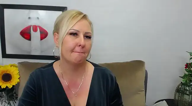 Snapshot of DianaLive chatting on 02.26.25 DianaLive online show from 02.26.25