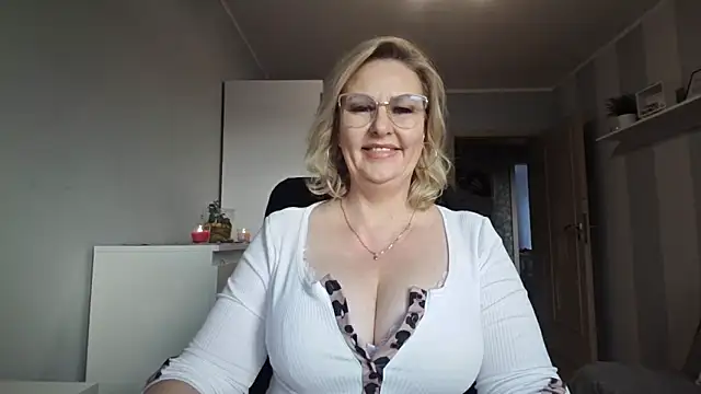 Snapshot of DianaLive chatting on 02.25.26 DianaLive online show from 02.25.26