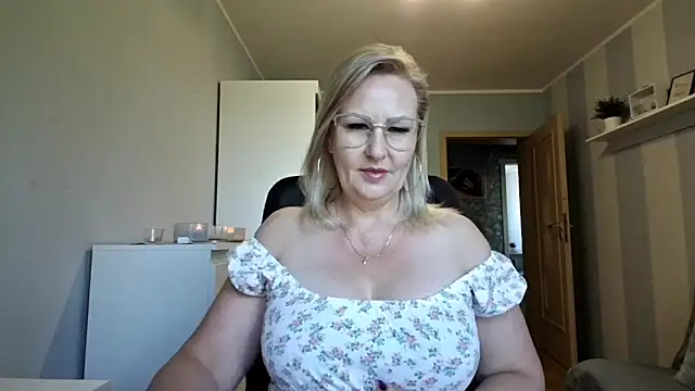 Snapshot of DianaLive chatting on 05.27.26 DianaLive online show from 05.27.26