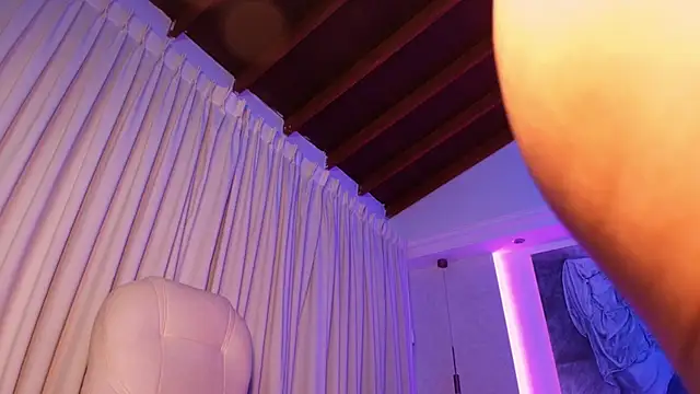 hannah thomson  online show from 03.12.25