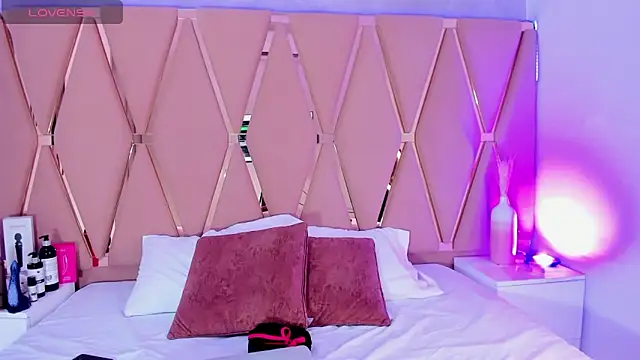 Snapshot of Emily_Black1 chatting on 10.11.25 Emily Black1 online show from 10.11.25