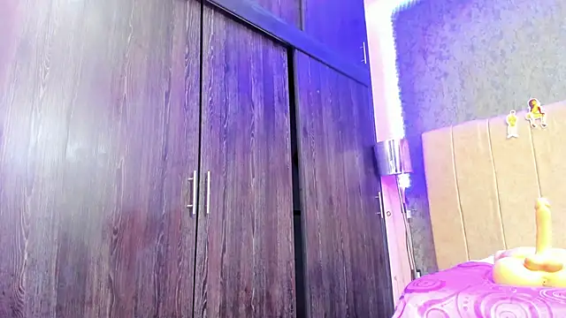 Snapshot of ava-am chatting on 11.08.25 ava-am online show from 11.08.25