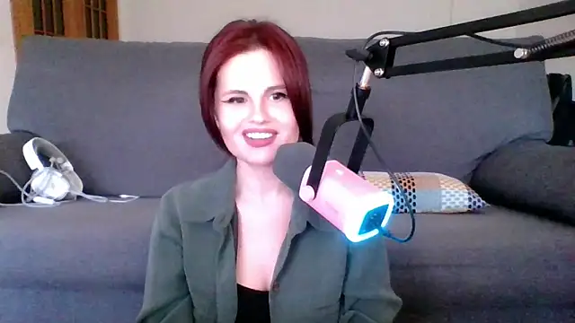 Snapshot of Della_Ideal chatting on 03.09.25 Della Ideal online show from 03.09.25