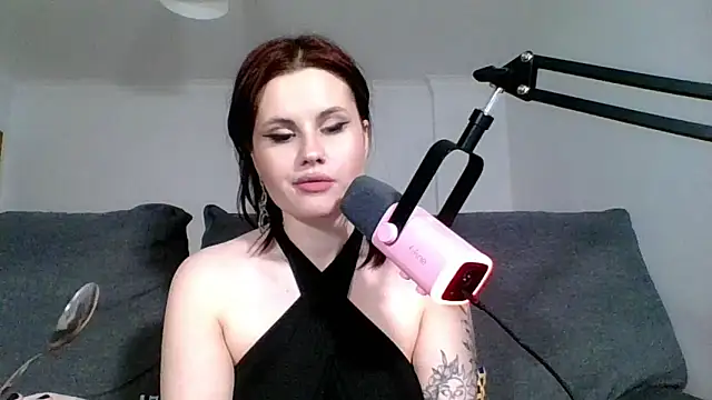 Snapshot of Della_Ideal chatting on 03.13.25 Della Ideal online show from 03.13.25