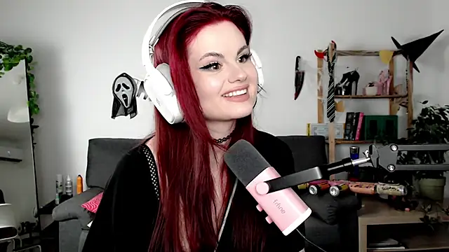 Snapshot of Della_Ideal chatting on 10.19.25 Della Ideal online show from 10.19.25