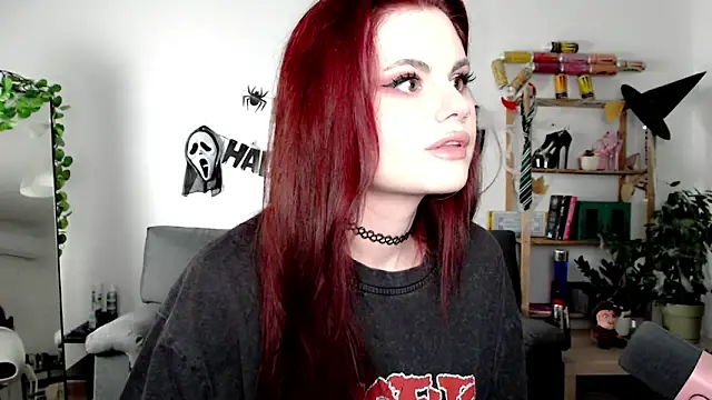 Snapshot of Della_Ideal chatting on 10.20.25 Della Ideal online show from 10.20.25