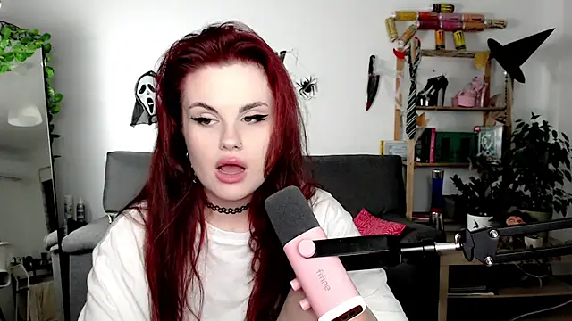 Snapshot of Della_Ideal chatting on 10.22.25 Della Ideal online show from 10.22.25