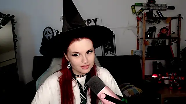 Snapshot of Della_Ideal chatting on 11.02.25 Della Ideal online show from 11.02.25
