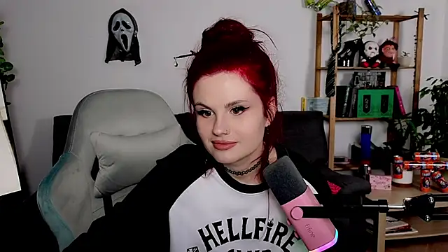 Snapshot of Della_Ideal chatting on 11.17.25 Della Ideal online show from 11.17.25