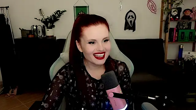 Snapshot of Della_Ideal chatting on 12.14.25 Della Ideal online show from 12.14.25