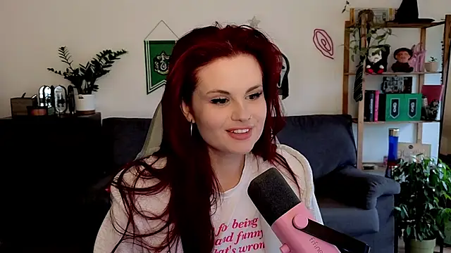 Snapshot of Della_Ideal chatting on 12.16.25 Della Ideal online show from 12.16.25