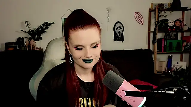 Snapshot of Della_Ideal chatting on 12.21.25 Della Ideal online show from 12.21.25