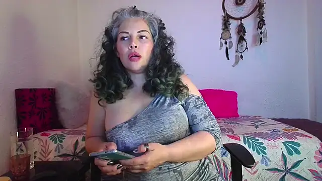 Victoria Lover online show from 12.20.25