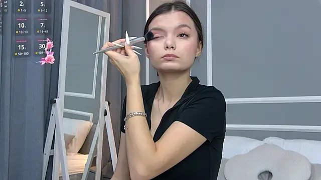 AsterQuinn online show from 11.23.25