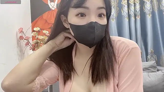 Snapshot of shishi_101 chatting on 11.19.25 shishi 101 online show from 11.19.25