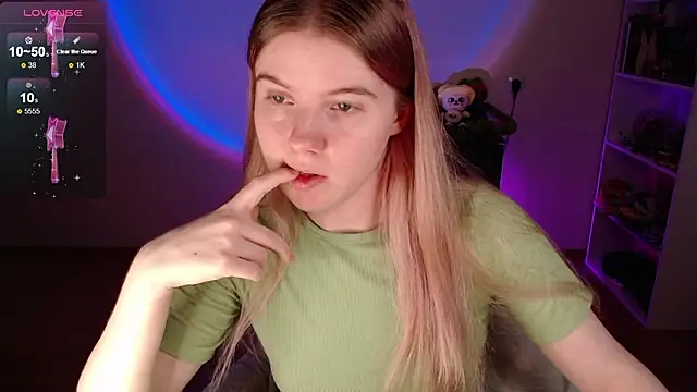 Snapshot of Strawberry_juli chatting on 02.15.26 Strawberry juli online show from 02.15.26