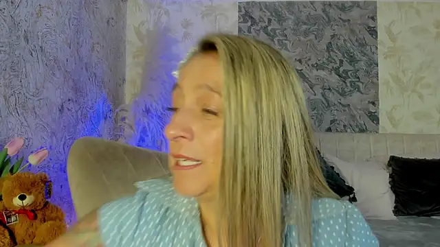 Liannaa  online show from 10.08.25