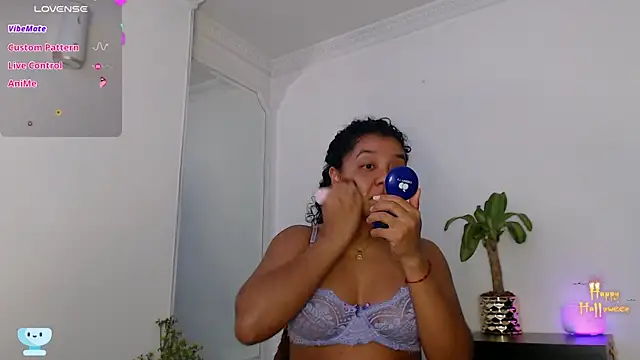 Snapshot of victtoria_cane63 chatting on 10.23.25 victtoria cane63 online show from 10.23.25