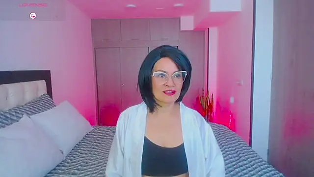 Snapshot of CarolinneFiotti chatting on 09.22.25 CarolinneFiotti online show from 09.22.25