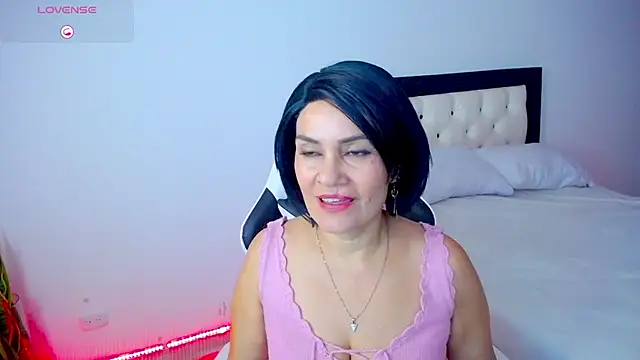 Snapshot of CarolinneFiotti chatting on 10.23.25 CarolinneFiotti online show from 10.23.25