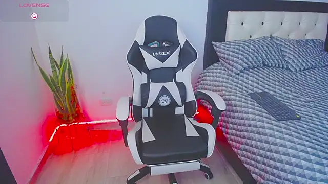 Snapshot of CarolinneFiotti chatting on 10.30.25 CarolinneFiotti online show from 10.30.25