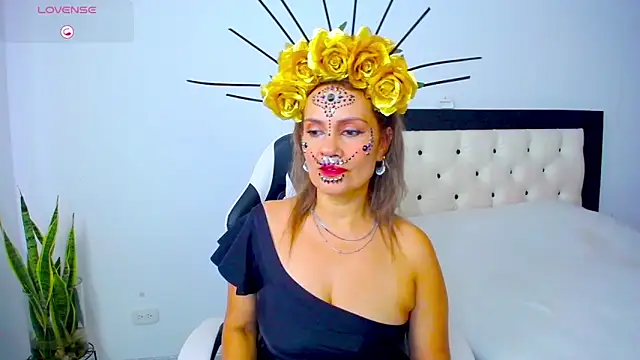 Snapshot of CarolinneFiotti chatting on 10.31.25 CarolinneFiotti online show from 10.31.25