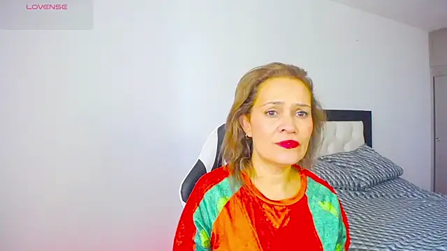 Snapshot of CarolinneFiotti chatting on 11.01.25 CarolinneFiotti online show from 11.01.25