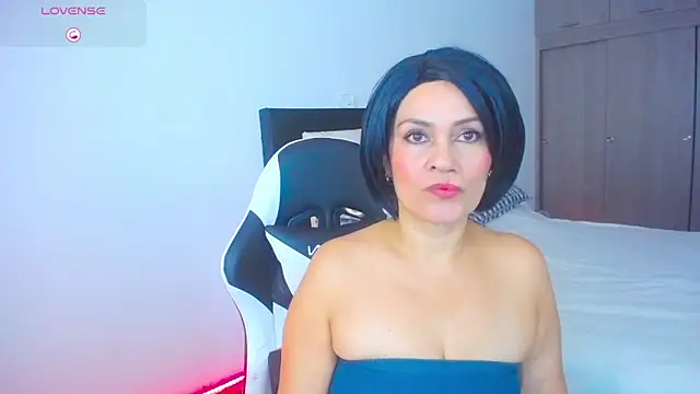 Snapshot of CarolinneFiotti chatting on 11.03.25 CarolinneFiotti online show from 11.03.25