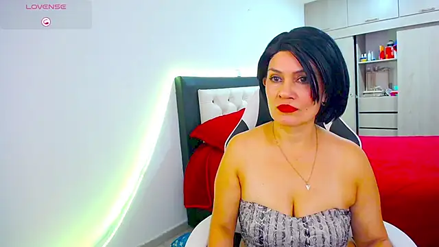 Snapshot of CarolinneFiotti chatting on 11.27.25 CarolinneFiotti online show from 11.27.25