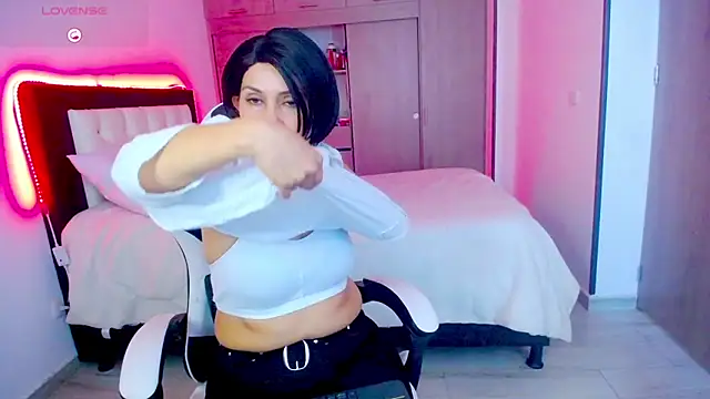 Snapshot of CarolinneFiotti chatting on 11.29.25 CarolinneFiotti online show from 11.29.25