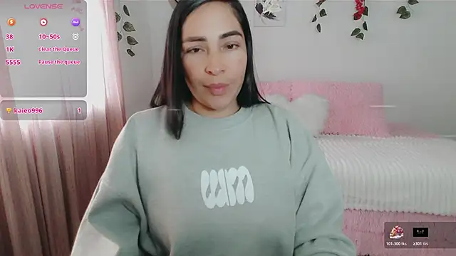 luna lgomez  online show from 10.31.25