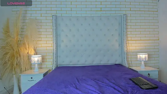 Emilly wilson  online show from 11.04.25