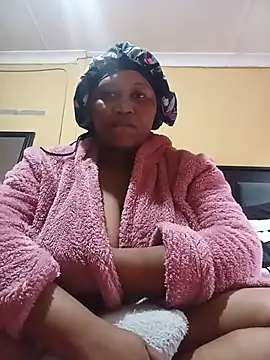 Snapshot of JuicyMilkyTizzy chatting on 06.17.26 JuicyMilkyTizzy online show from 06.17.26
